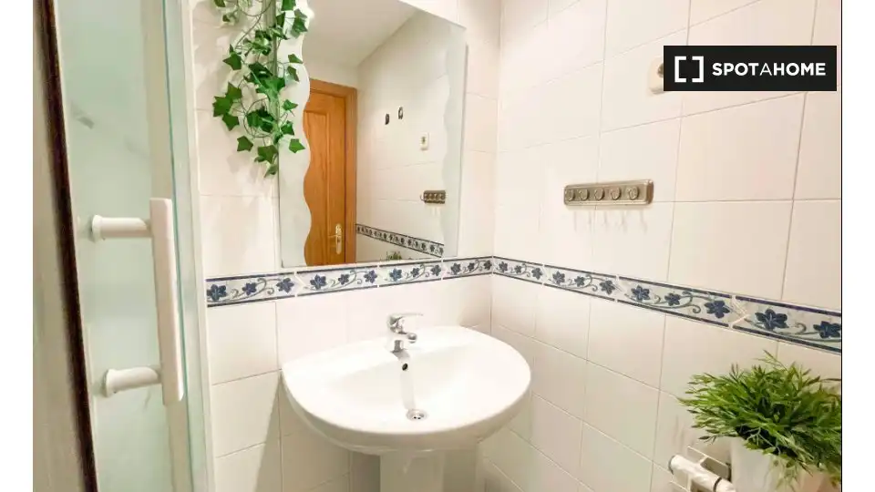Bathroom of Flat for rent in Madrid  with Air Conditioner, Heating and Furnished