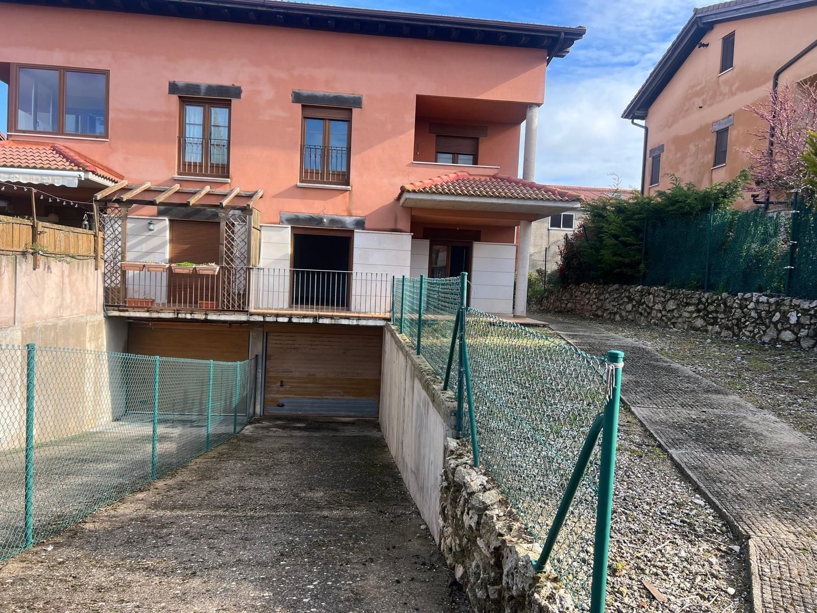 Vista exterior de Casa o xalet en venda en Villagonzalo Pedernales amb Calefacció i Jardí privat