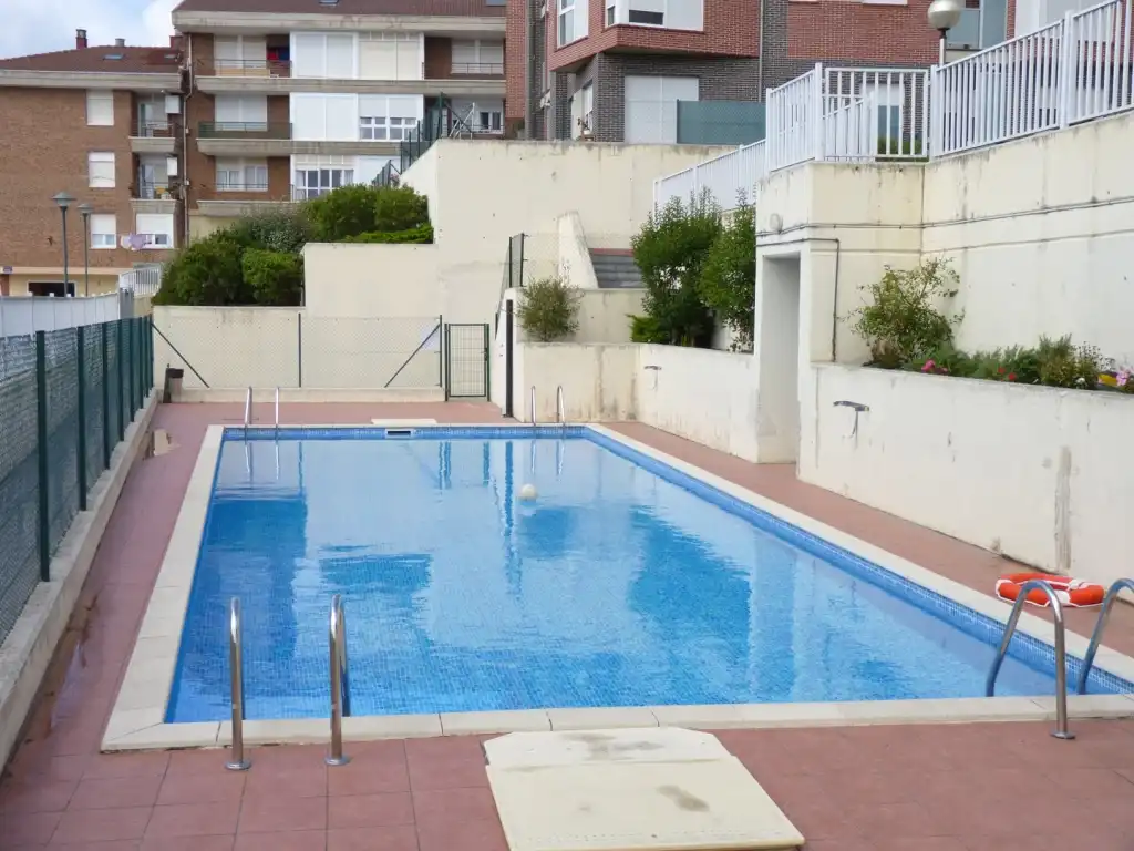 Schwimmbecken von Wohnung zum Verkauf in San Vicente de la Barquera mit Heizung, Abstellraum und Möbliert