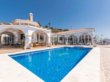 Chalet con piscina en venta en Torrox Pueblo