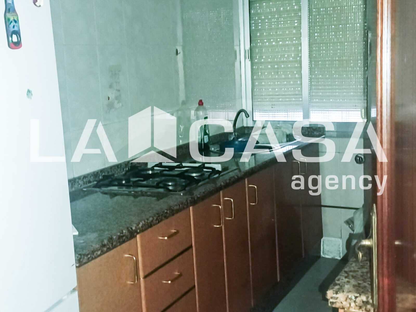 Cuina de Pis en venda en Dos Hermanas amb Aire condicionat i Terrassa