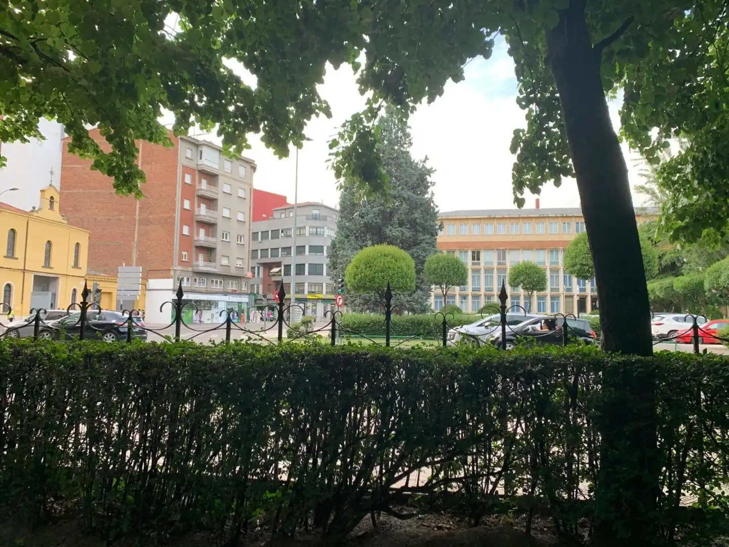 Vista exterior de Estudi en venda en León Capital  amb Calefacció