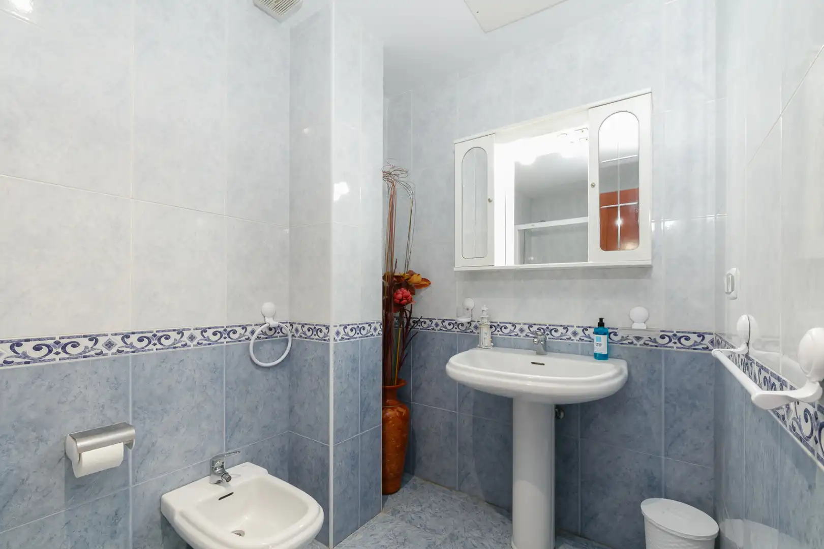 Baño de Apartamento de alquiler en Cangas  con Calefacción, Parquet y Amueblado