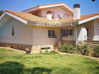 Vista exterior de Casa o xalet en venda en Valdemorillo amb Aire condicionat i Terrassa