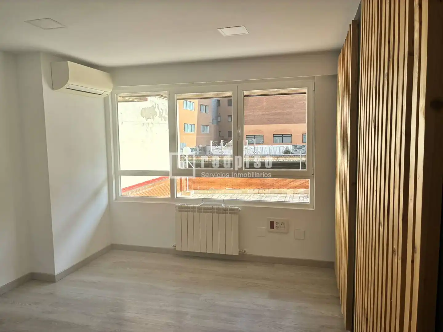 Schlafzimmer von Büro zur Miete in Valladolid mit Klimaanlage, Heizung und Terrasse