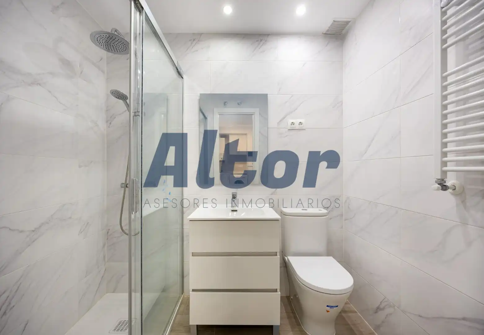 Bathroom of Flat for sale in Madrid  with Air Conditioner, Heating and Storage room
