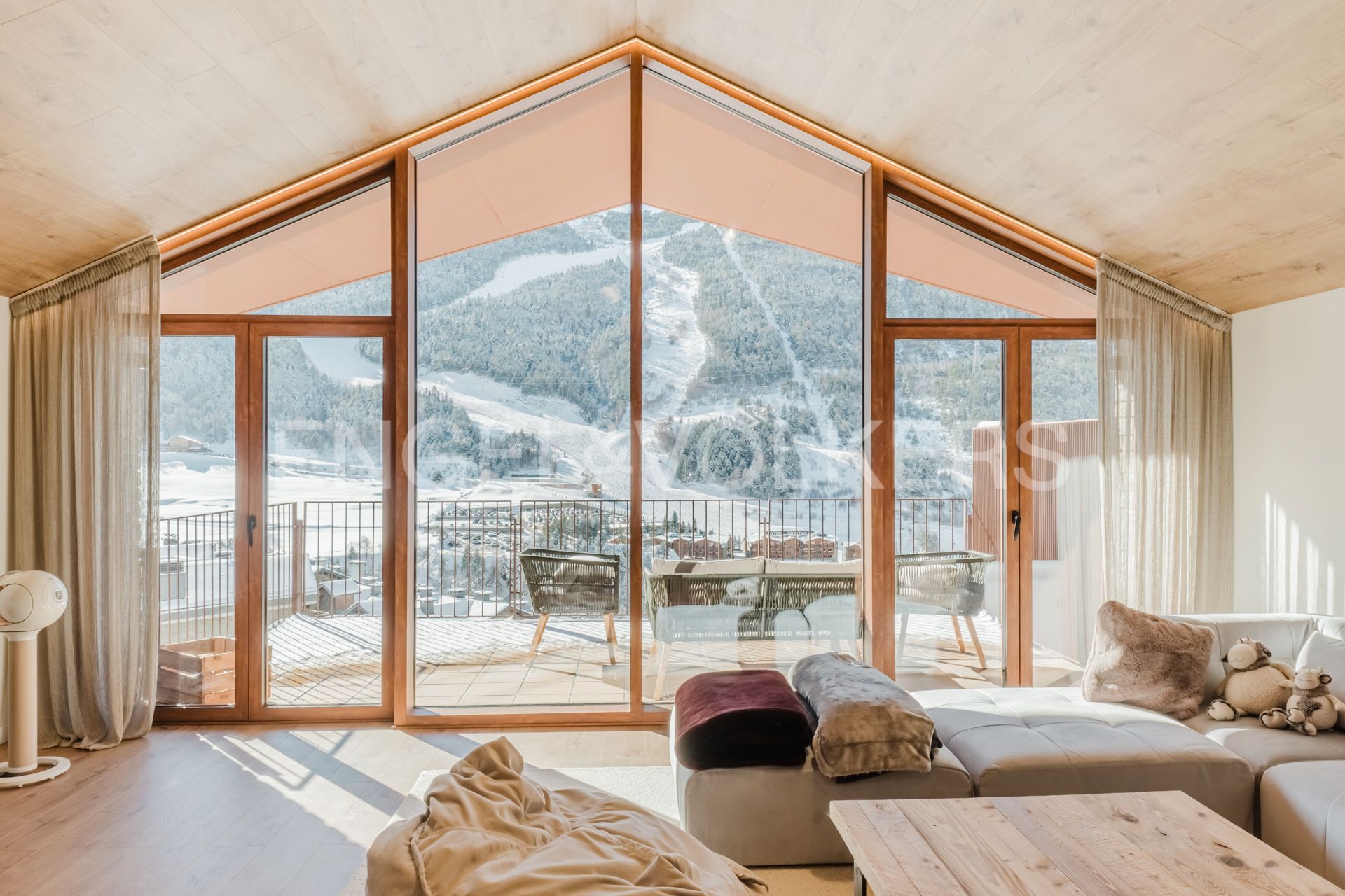 Sala d'estar de Casa adosada en venda en Canillo amb Calefacció, Jardí privat i Parquet