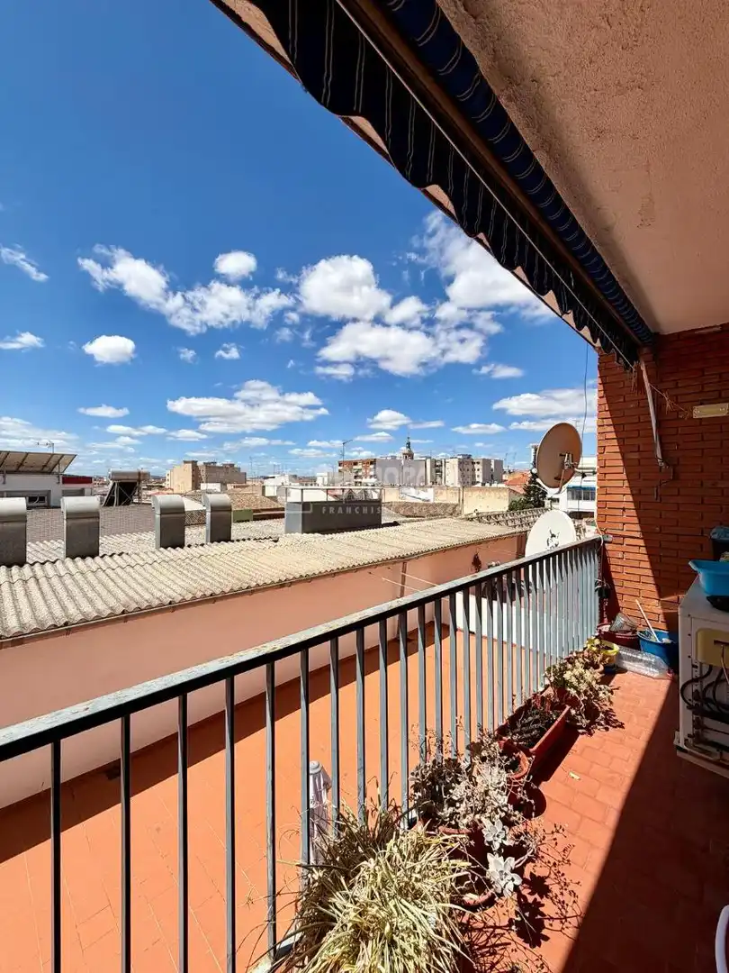 Vista exterior de Piso en venta en Valdepeñas con Aire acondicionado, Calefacción y Trastero