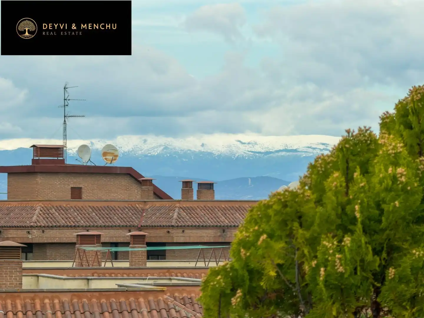 Vista exterior de Ático de alquiler en Pozuelo de Alarcón con Aire acondicionado, Jardín privado y Parquet