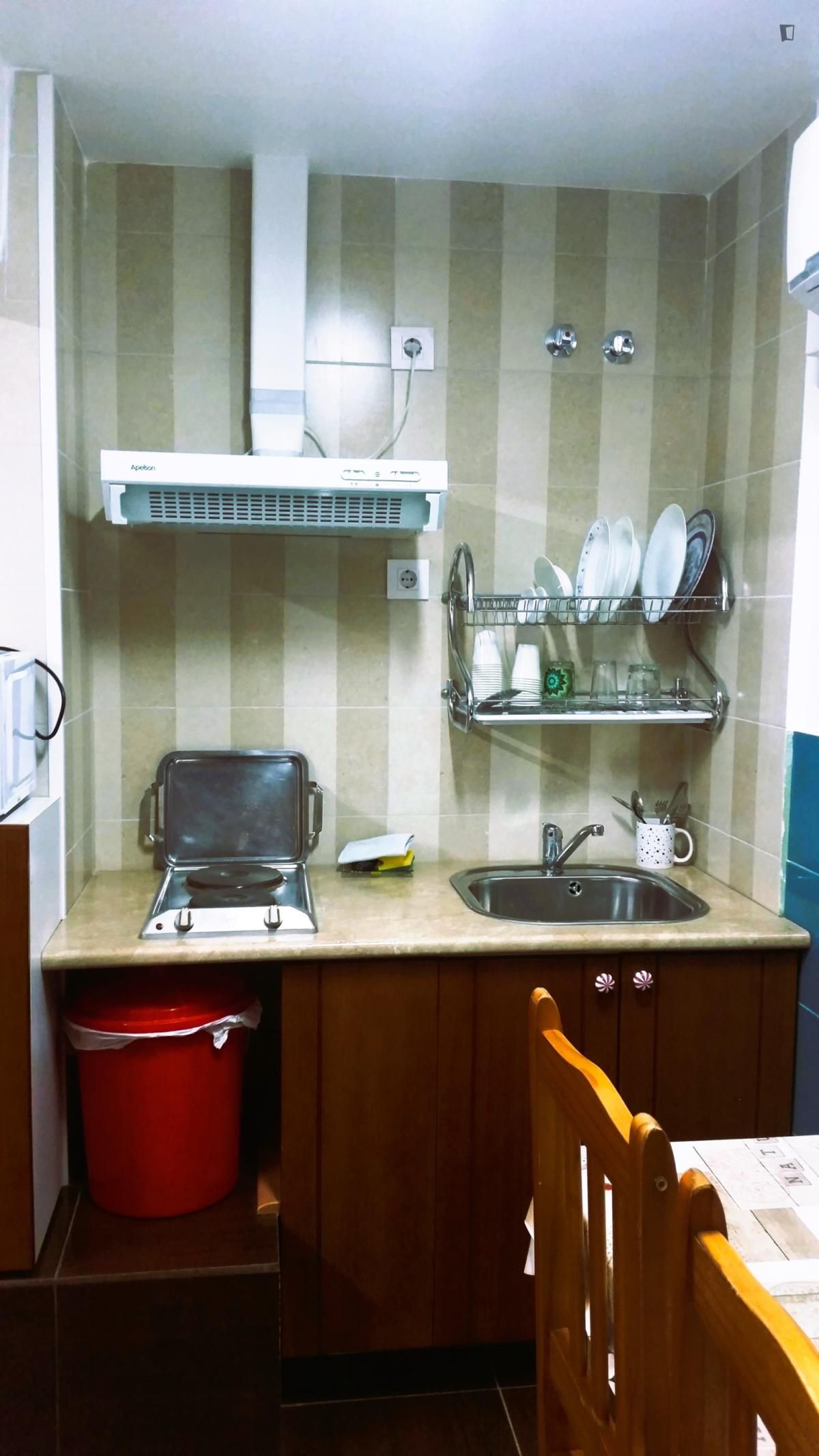 Cuina de Estudi de lloguer en L'Hospitalet de Llobregat amb Aire condicionat, Calefacció i Moblat