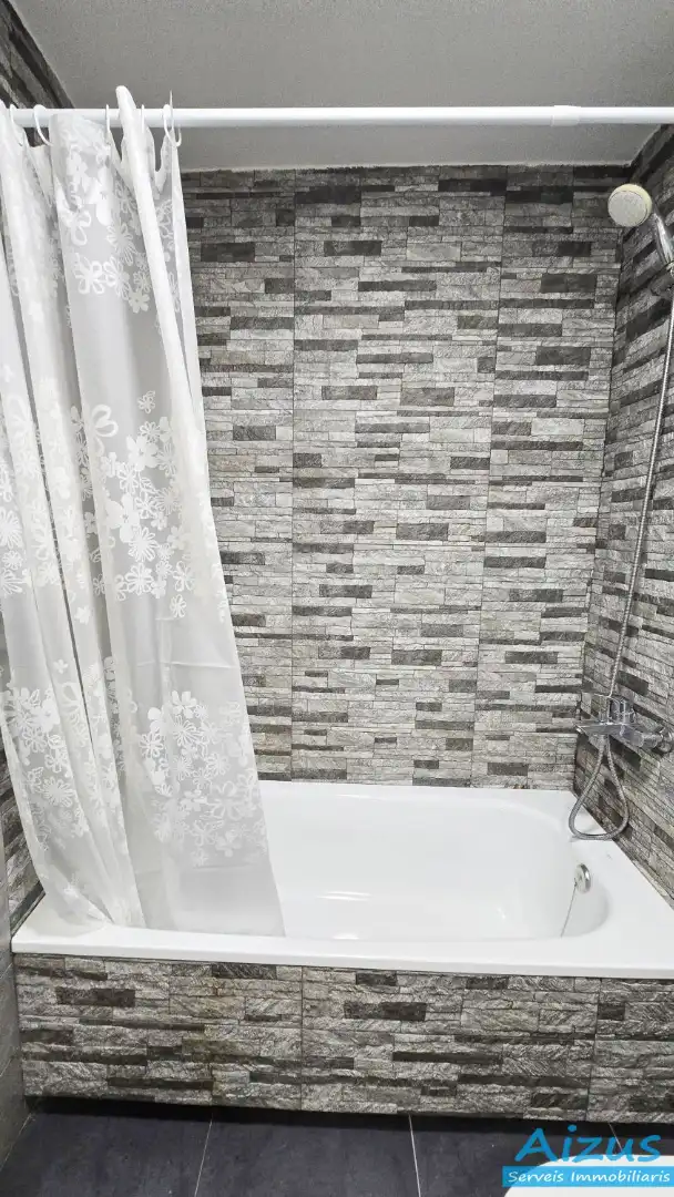 Badezimmer von Erdgeschoss zum Verkauf in Ripollet mit Ofen