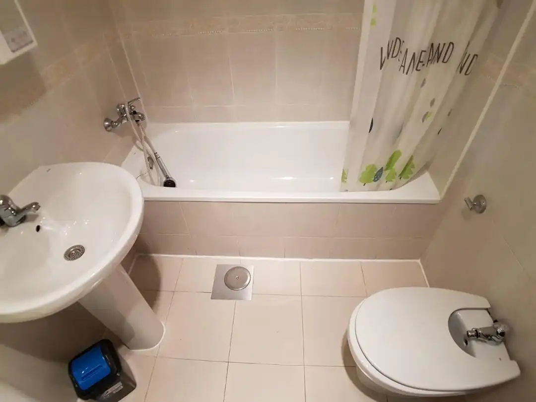 Badezimmer von Wohnung zur Miete in Madrid mit Heizung, Privatgarten und Terrasse