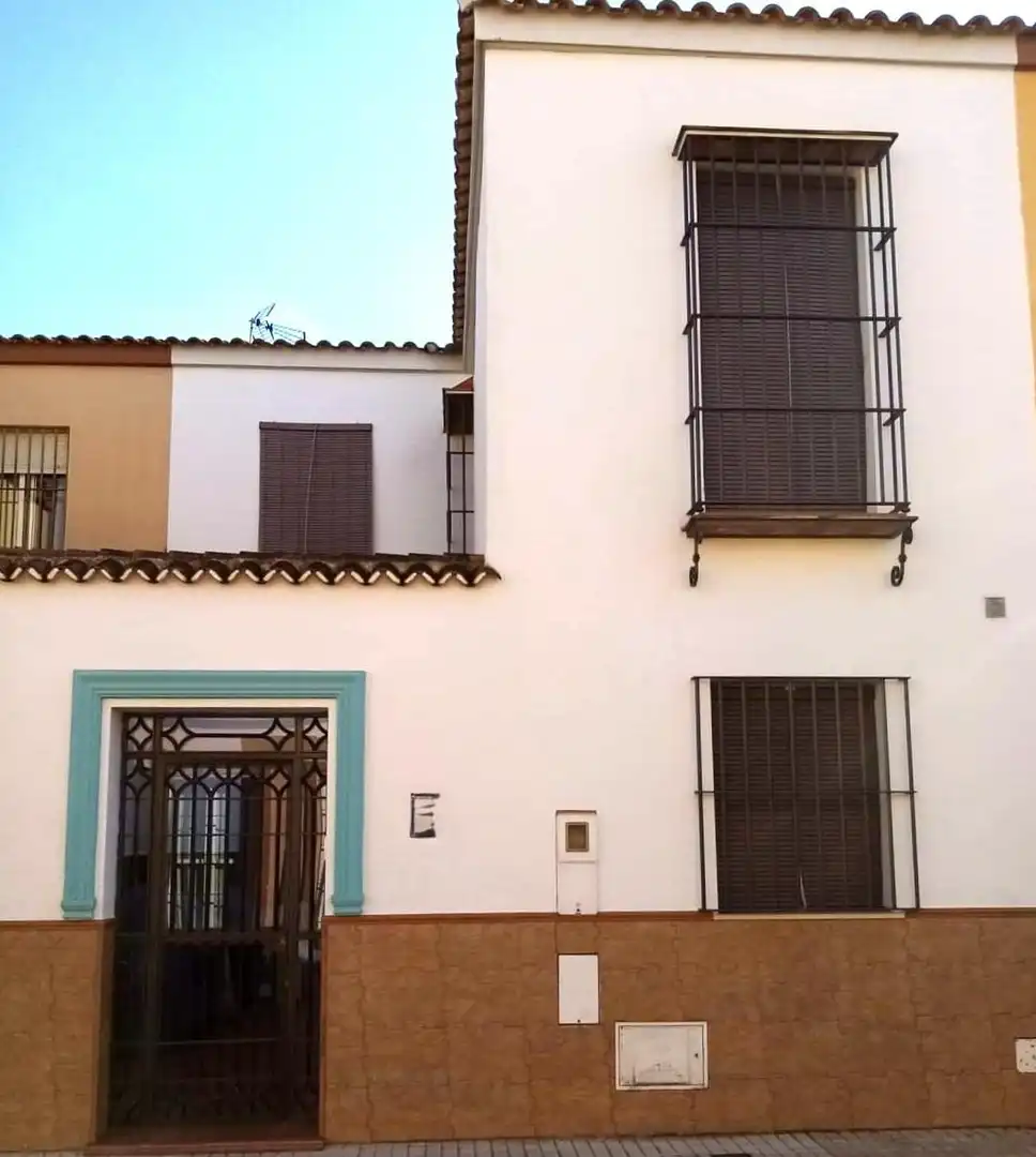 Vista exterior de Casa o xalet en venda en Cantillana amb Aire condicionat i Balcó