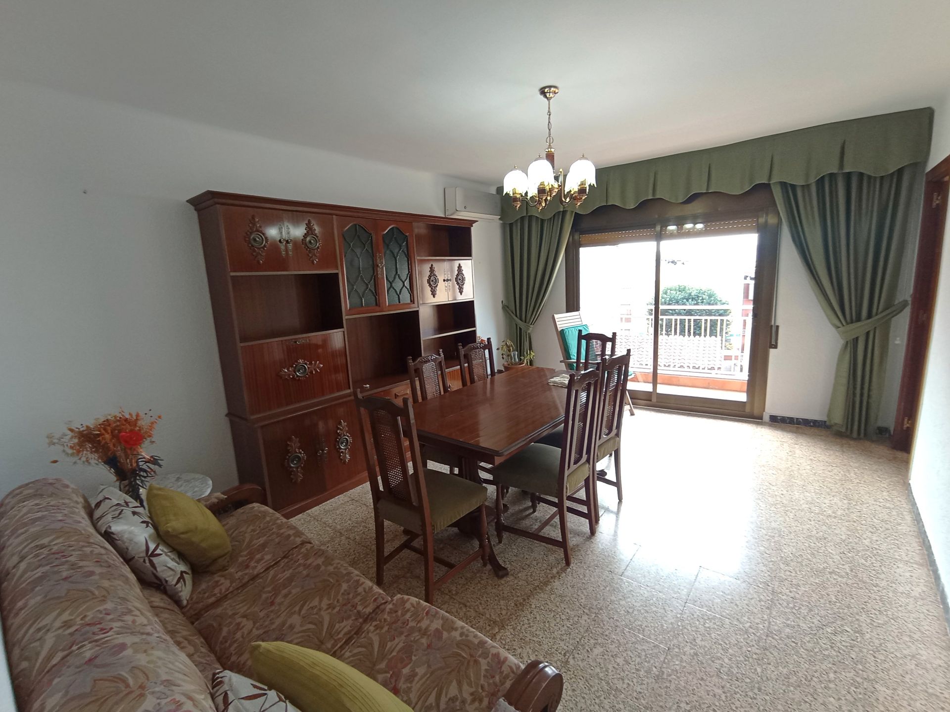 Comedor de Piso en venta en Cornellà de Llobregat con Aire acondicionado, Horno y Balcón