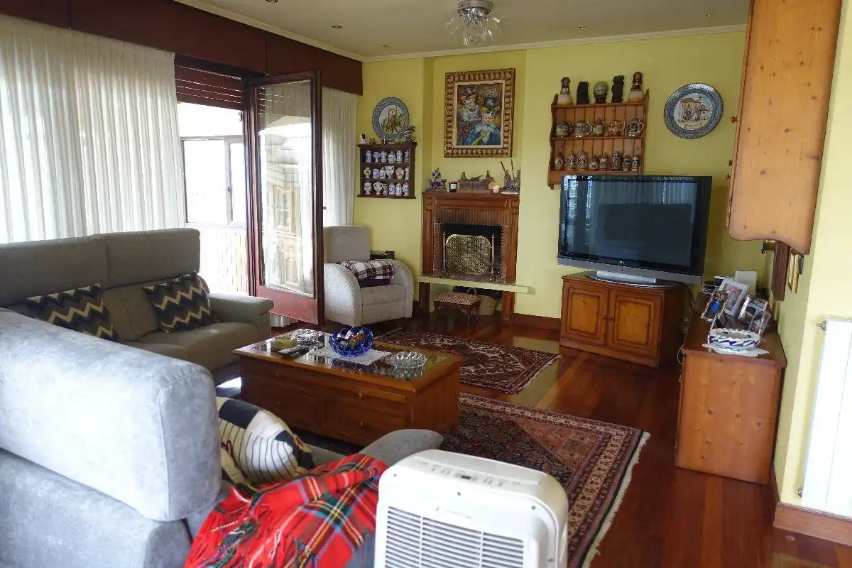 Sala d'estar de Casa o xalet en venda en Mungia amb Calefacció, Jardí privat i Terrassa