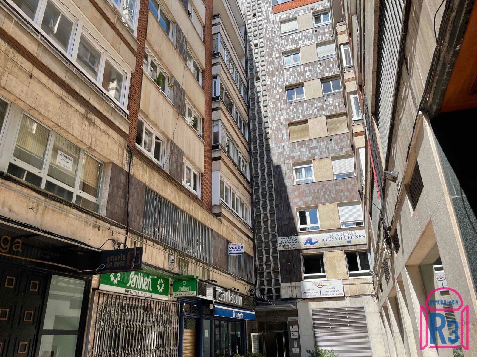 Vista exterior de Apartament de lloguer en León Capital  amb Calefacció, Terrassa i Traster