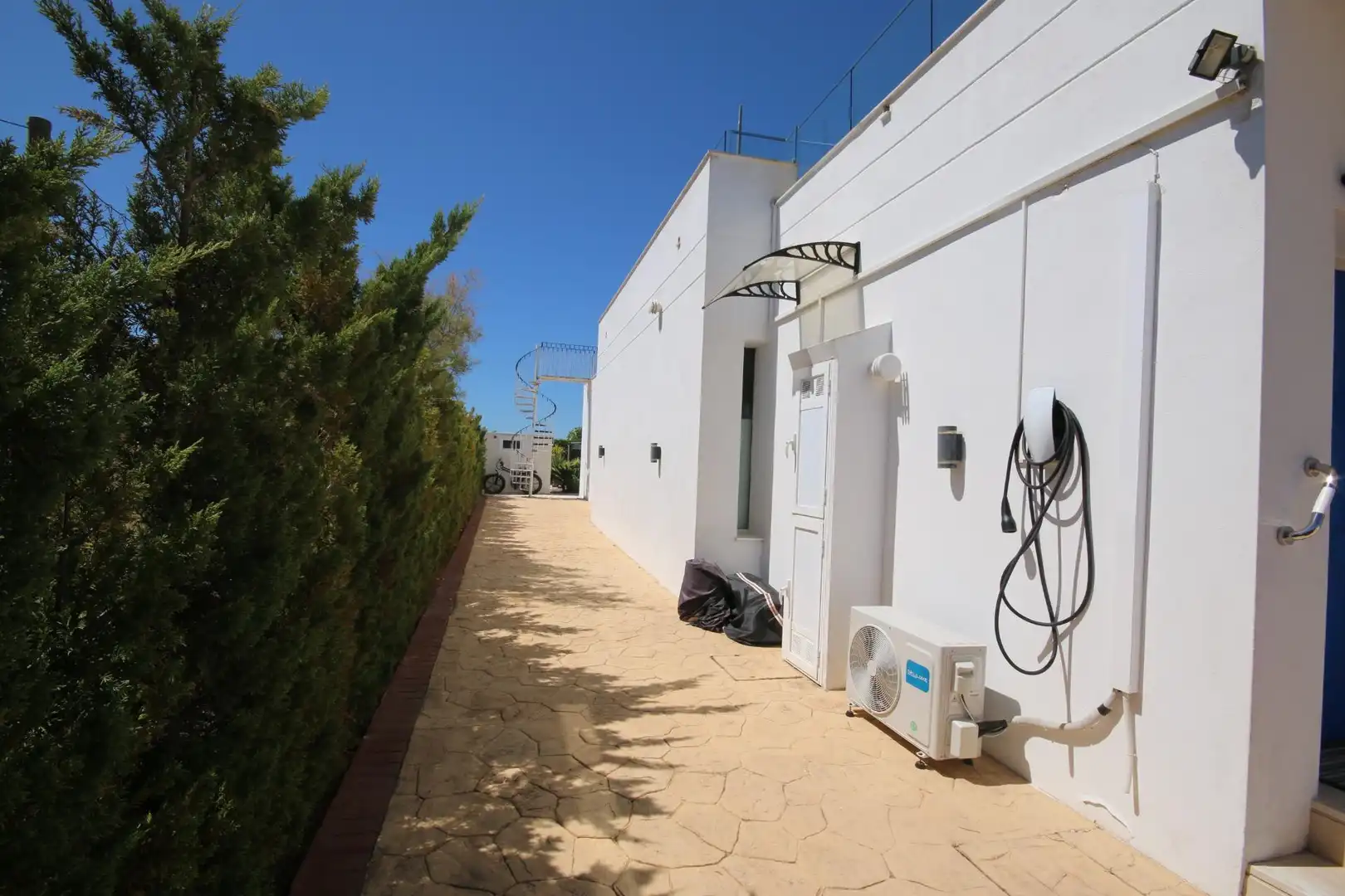 Vista exterior de Casa o xalet en venda en Ayamonte amb Aire condicionat, Piscina i Jacuzzi