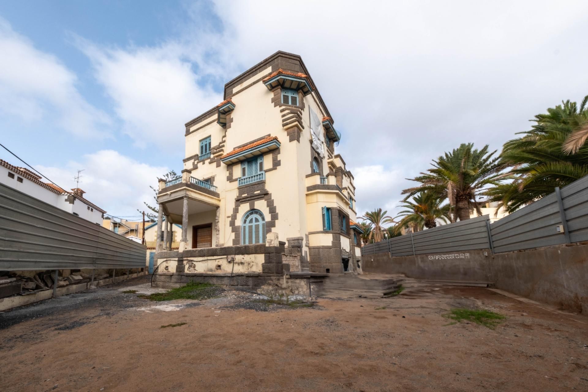Vista exterior de Casa o xalet en venda en Las Palmas de Gran Canaria amb Terrassa, Piscina i Balcó