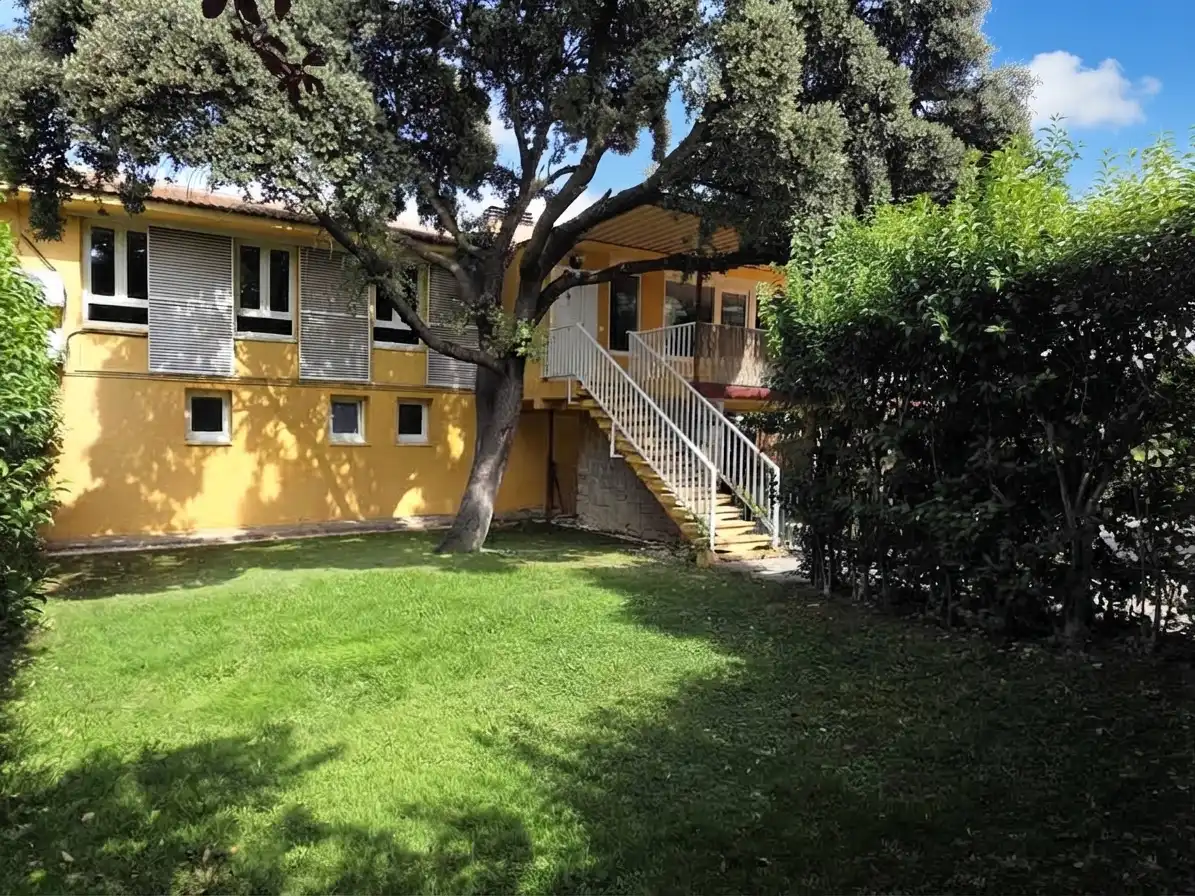 Vista exterior de Casa adosada de alquiler en La Moraleja con Calefacción, Jardín privado y Terraza