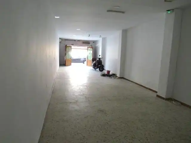 Local comercial en venta en Núcleo urbano, imagen 2