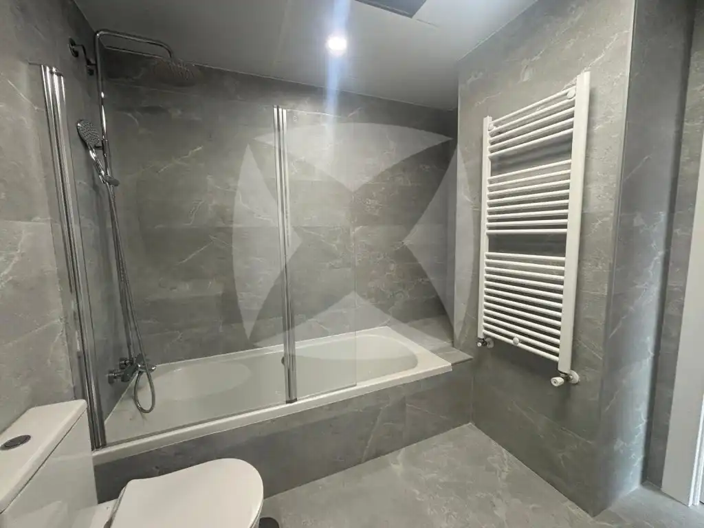 Badezimmer von Wohnung zur Miete in Badajoz mit Klimaanlage, Privatgarten und Terrasse