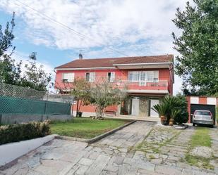 Vista exterior de Casa o xalet en venda en Cangas  amb Calefacció, Jardí privat i Terrassa