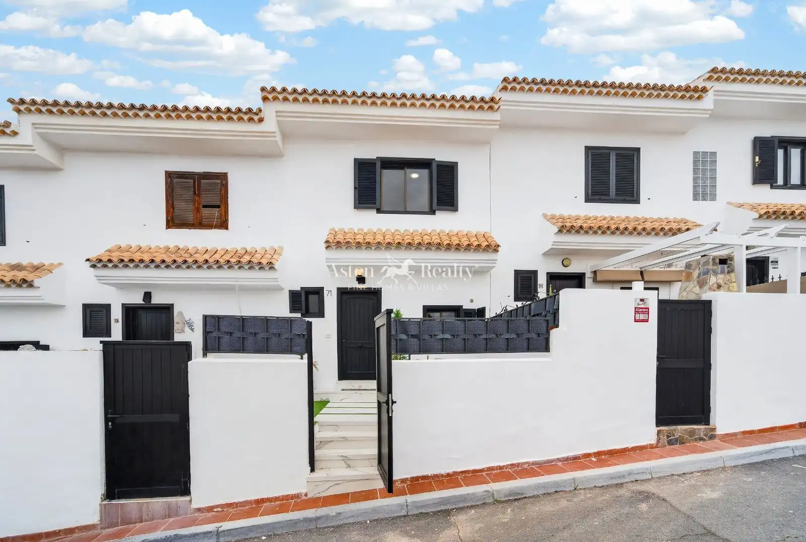 Vista exterior de Casa adosada en venta en Arona con Terraza, Piscina y Amueblado