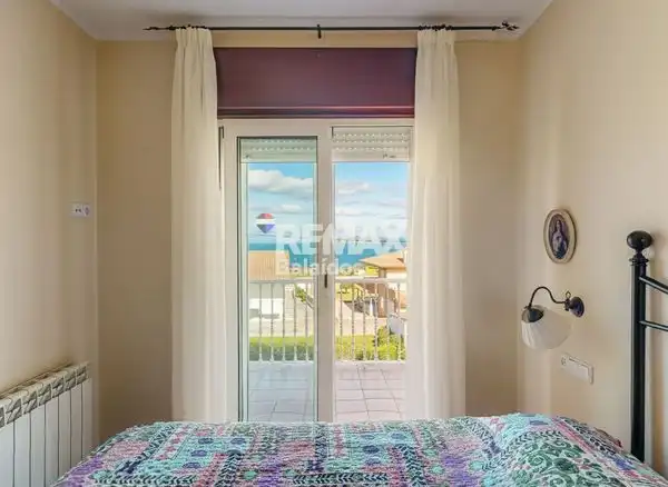 Dormitori de Casa o xalet en venda en Nigrán amb Calefacció, Jardí privat i Parquet
