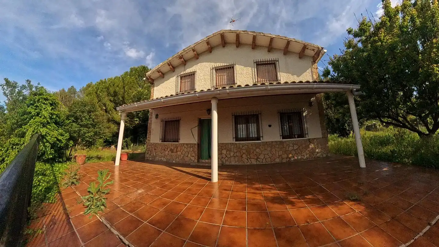 Vista exterior de Casa o xalet en venda en Robledo amb Terrassa i Balcó