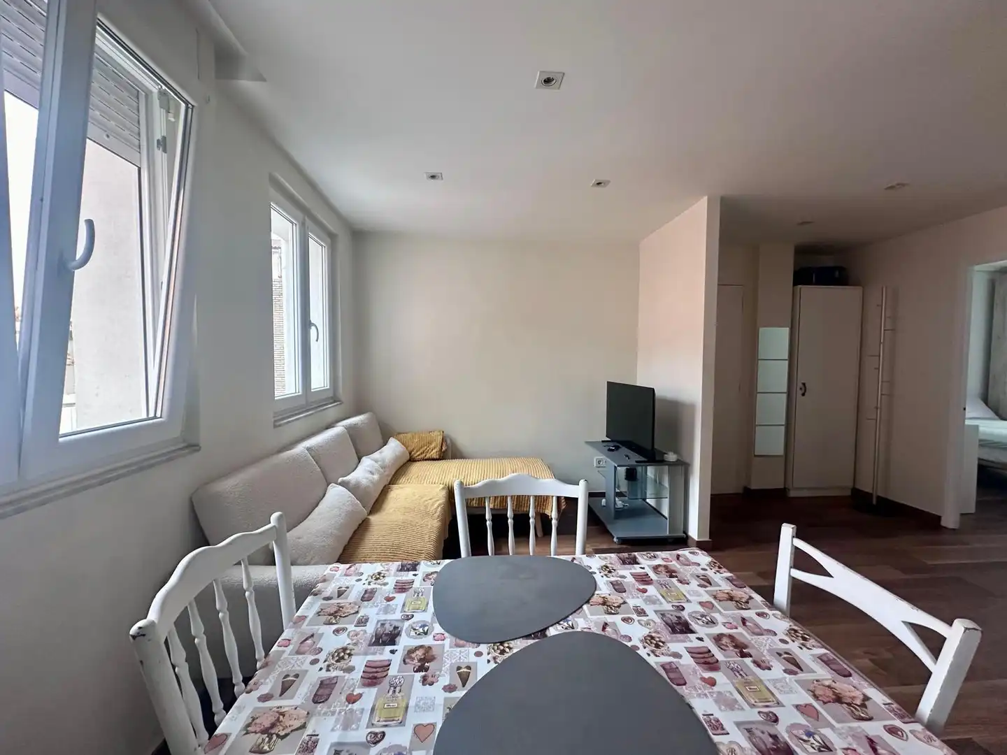 Sala d'estar de Pis de lloguer en Santander amb Moblat i Balcó