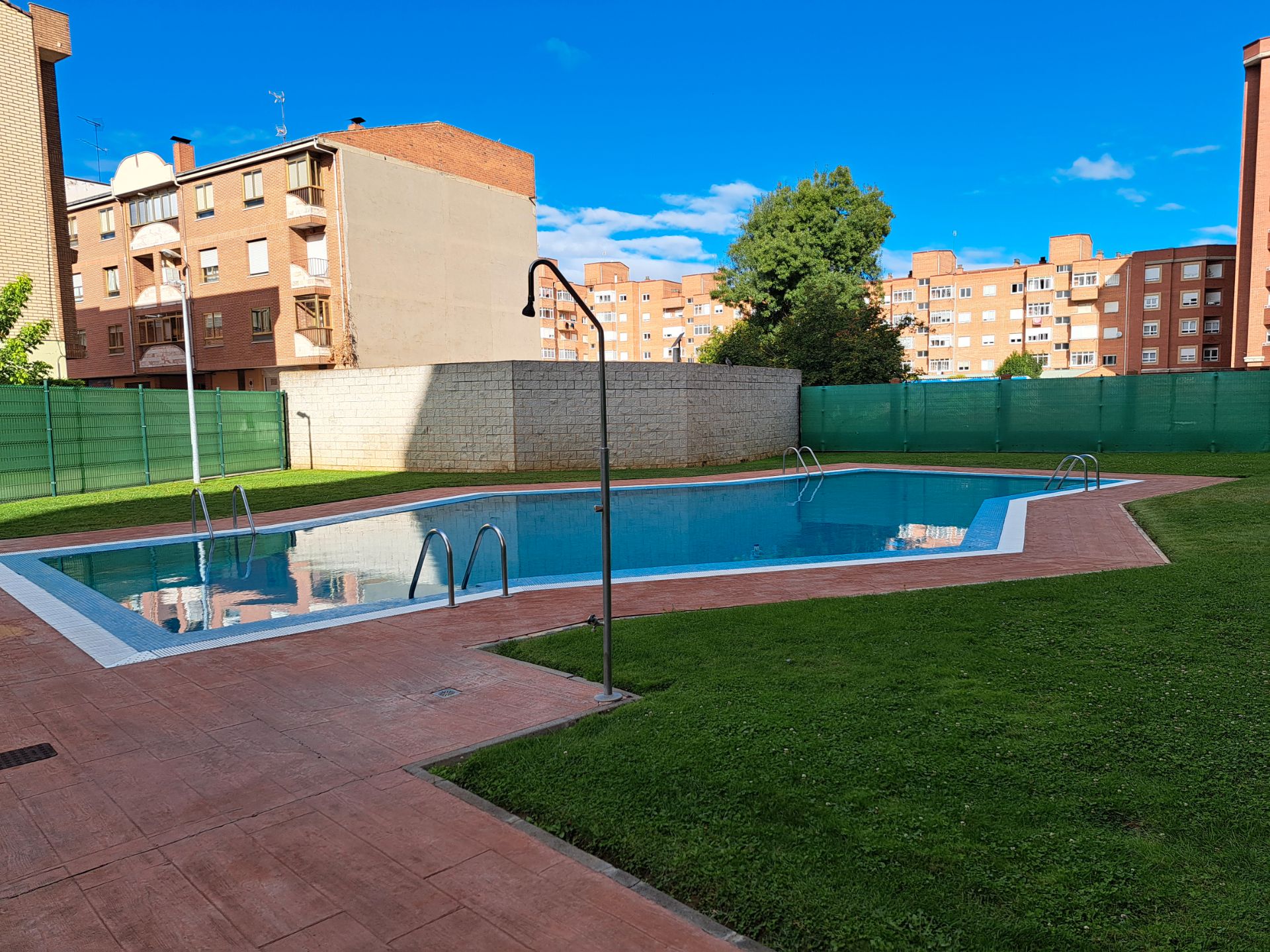Piscina de Apartament de lloguer en León Capital  amb Parquet, Moblat i Forn