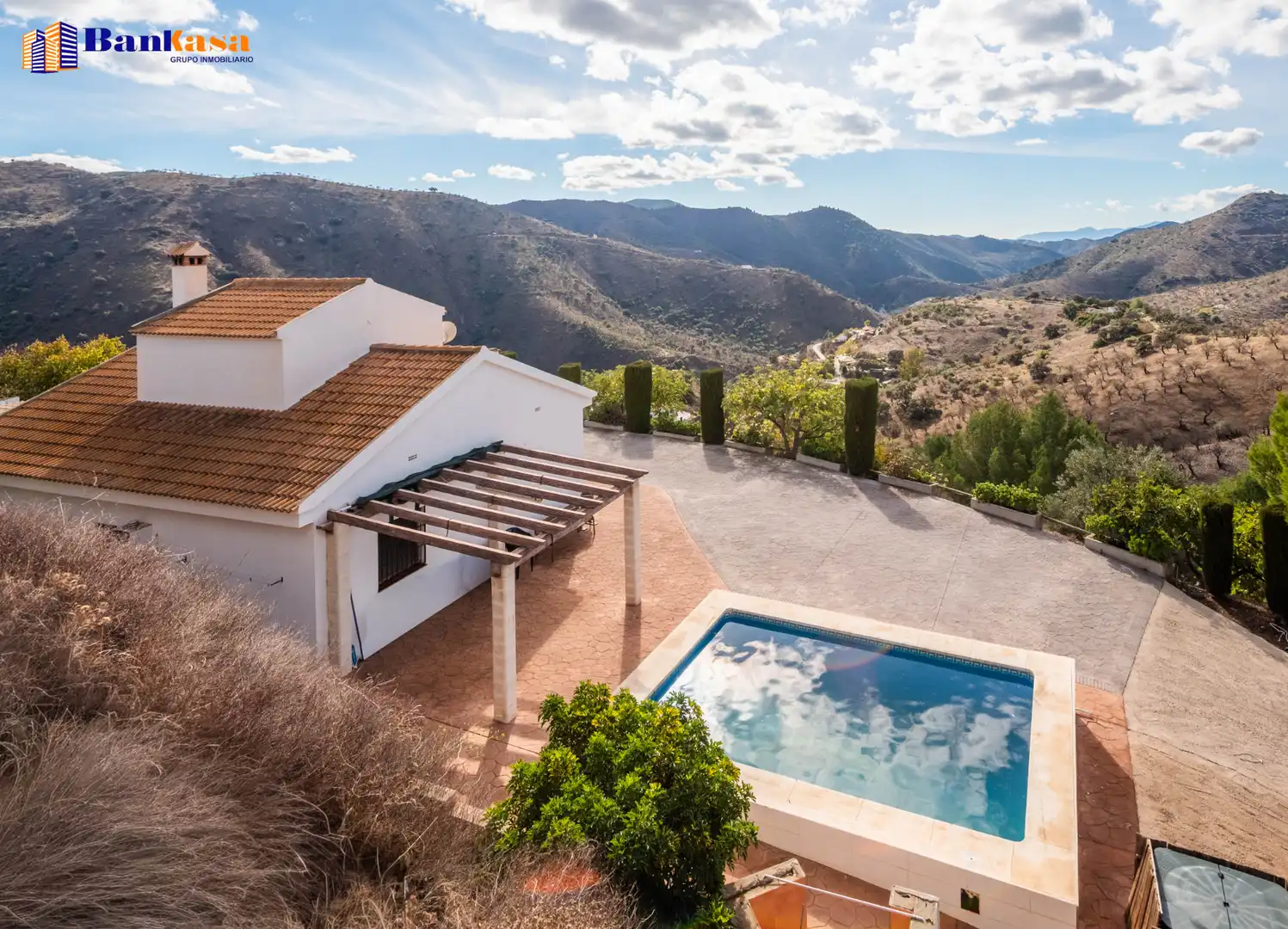 Vista exterior de Casa o chalet en venta en Casabermeja con Jardín privado, Piscina y Amueblado