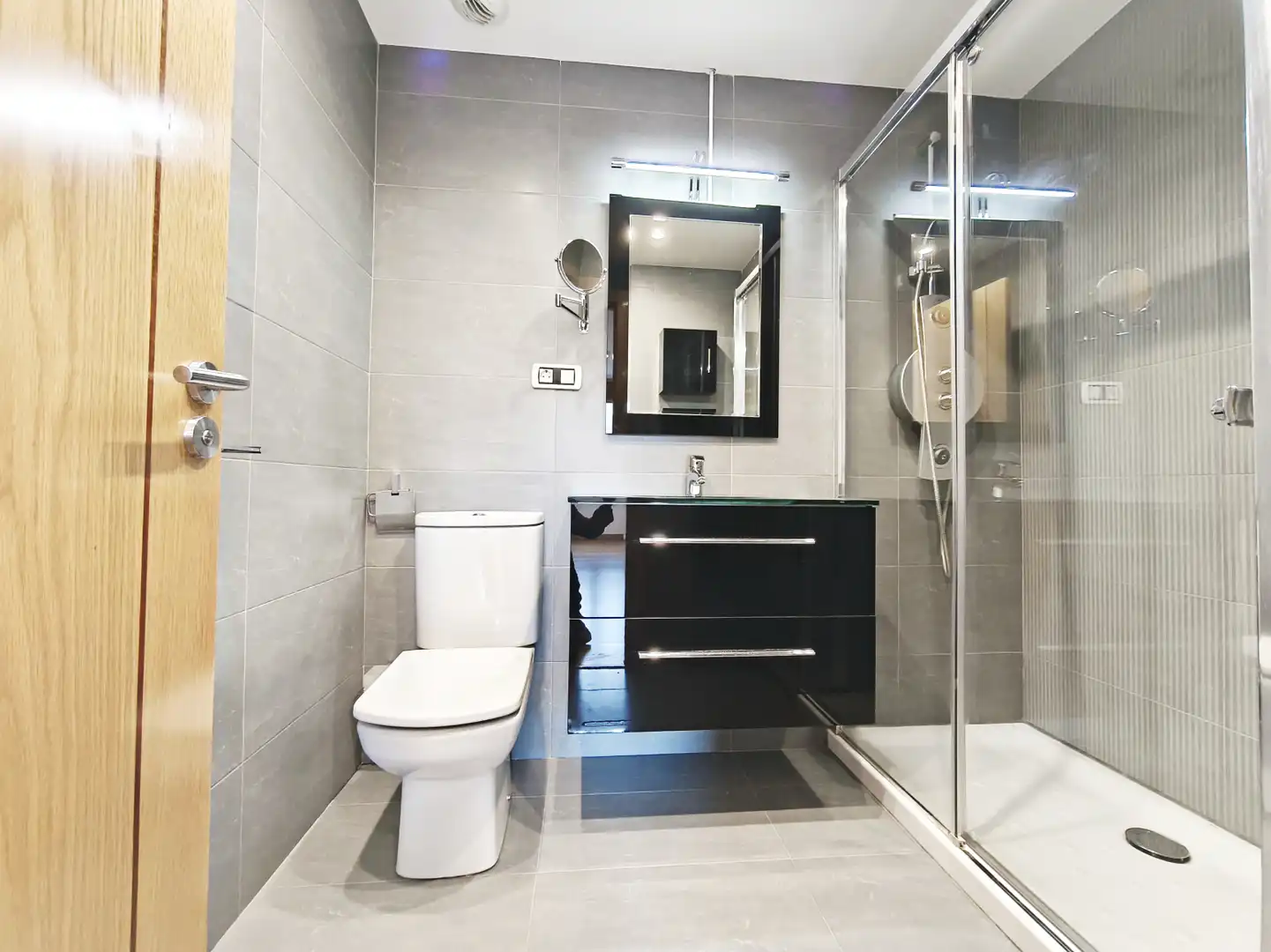 Baño de Piso en venta en  Logroño con Aire acondicionado, Calefacción y Jardín privado