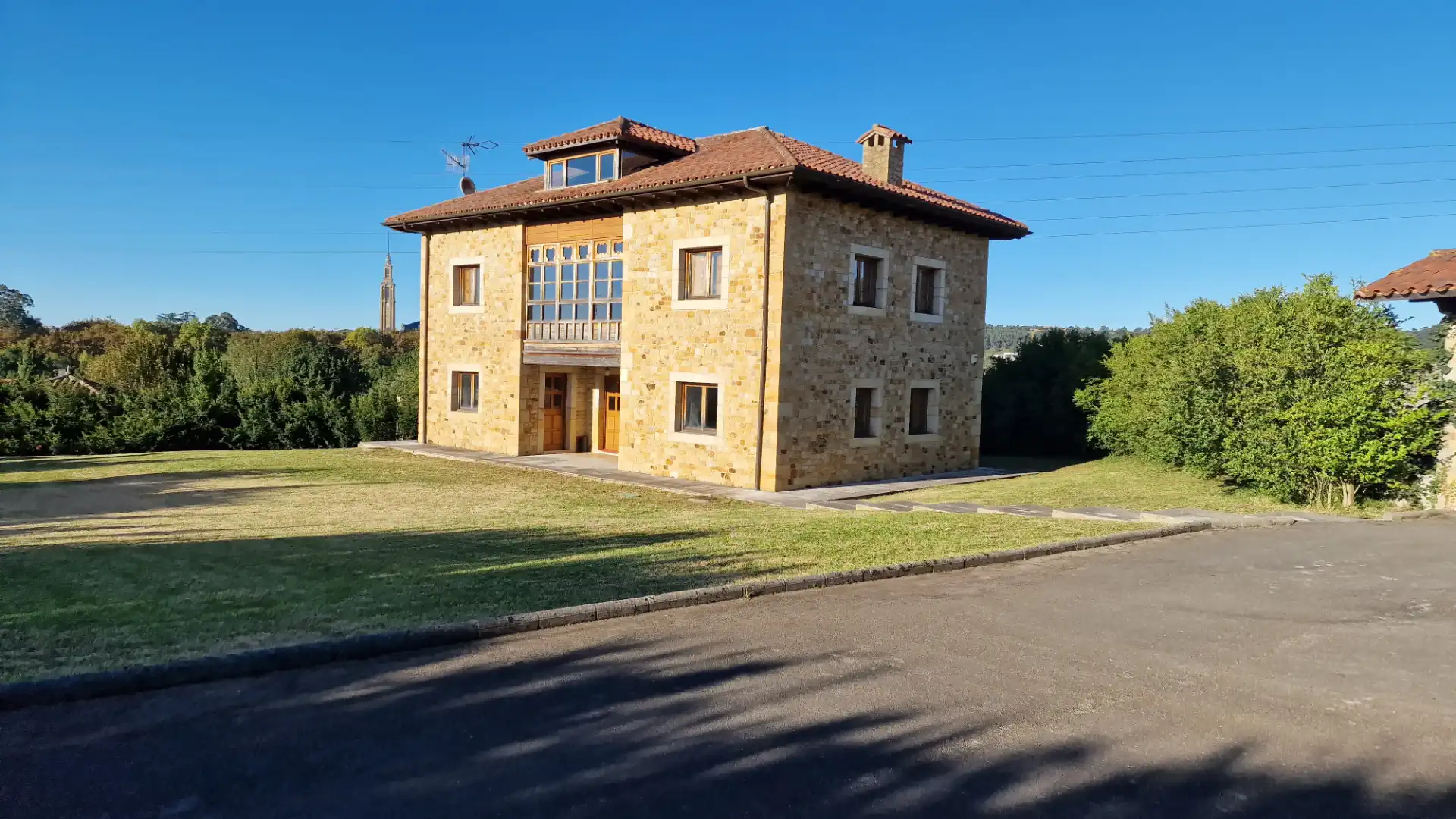 Vista exterior de Casa o xalet en venda en Gijón  amb Calefacció, Jardí privat i Parquet