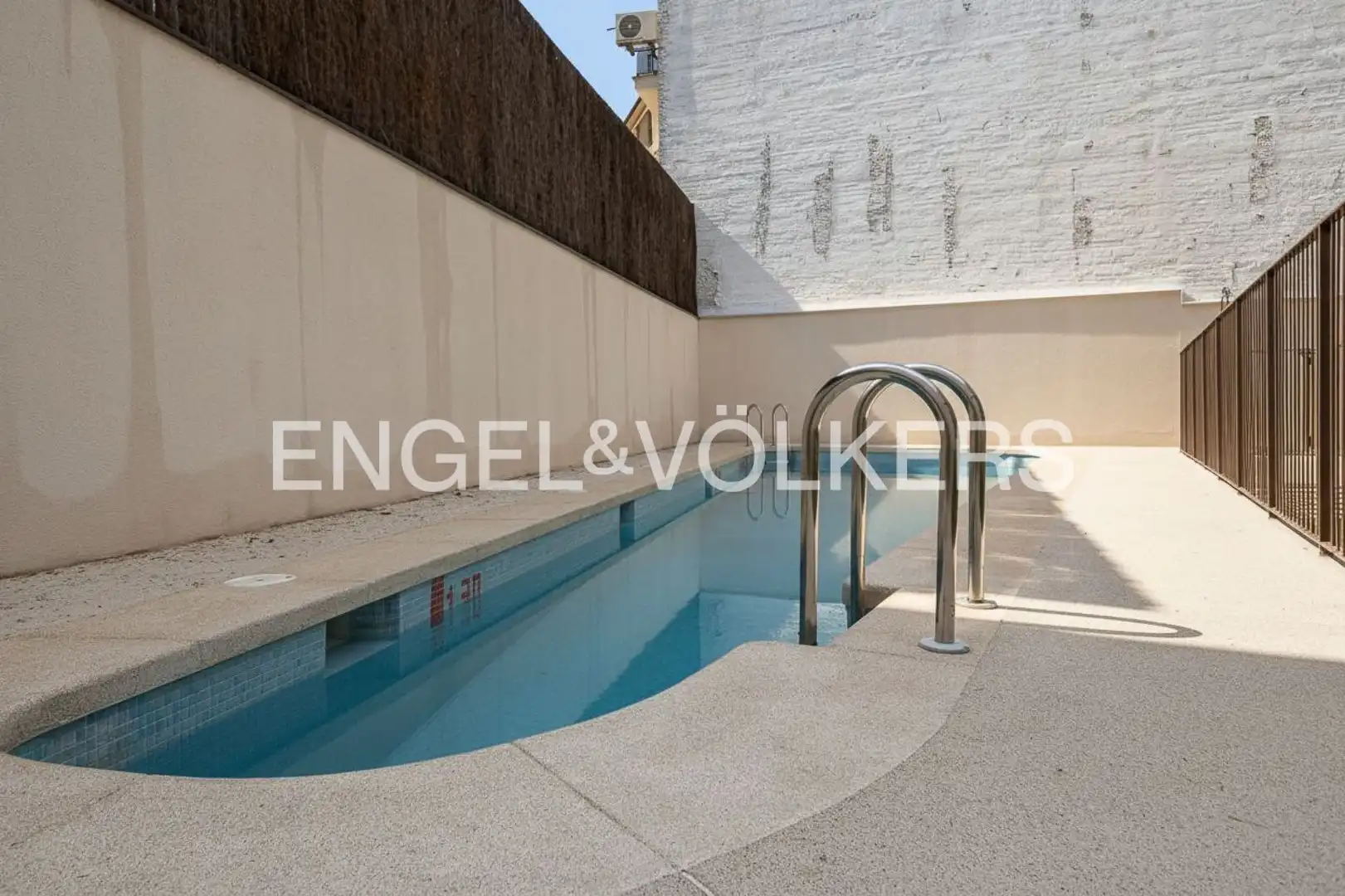 Swimming pool of Flat for rent in Madrid  with Air Conditioner, Heating and Private garden
