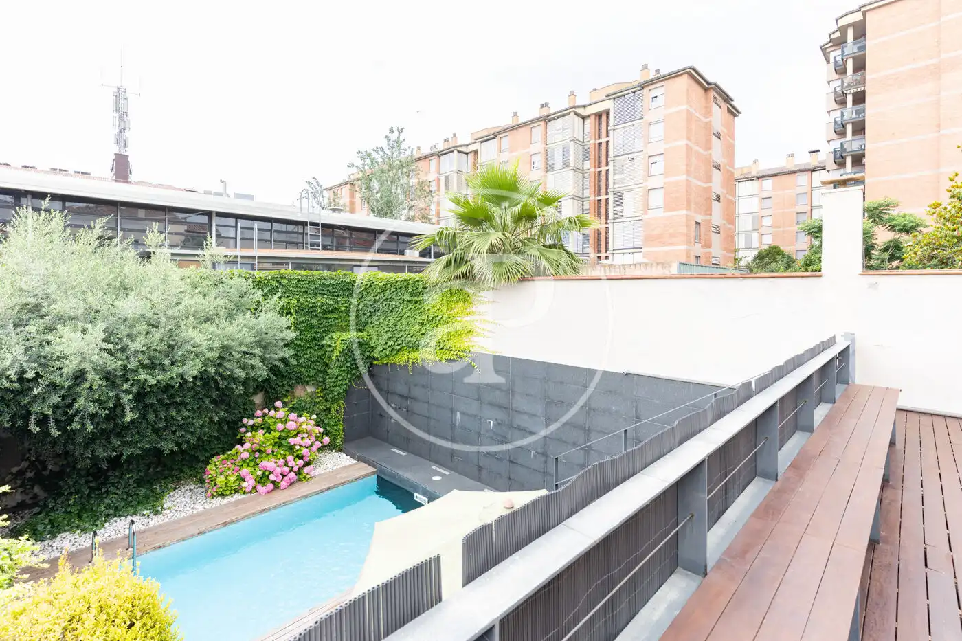 Piscina de Casa adosada en venda en Sabadell amb Aire condicionat, Calefacció i Jardí privat