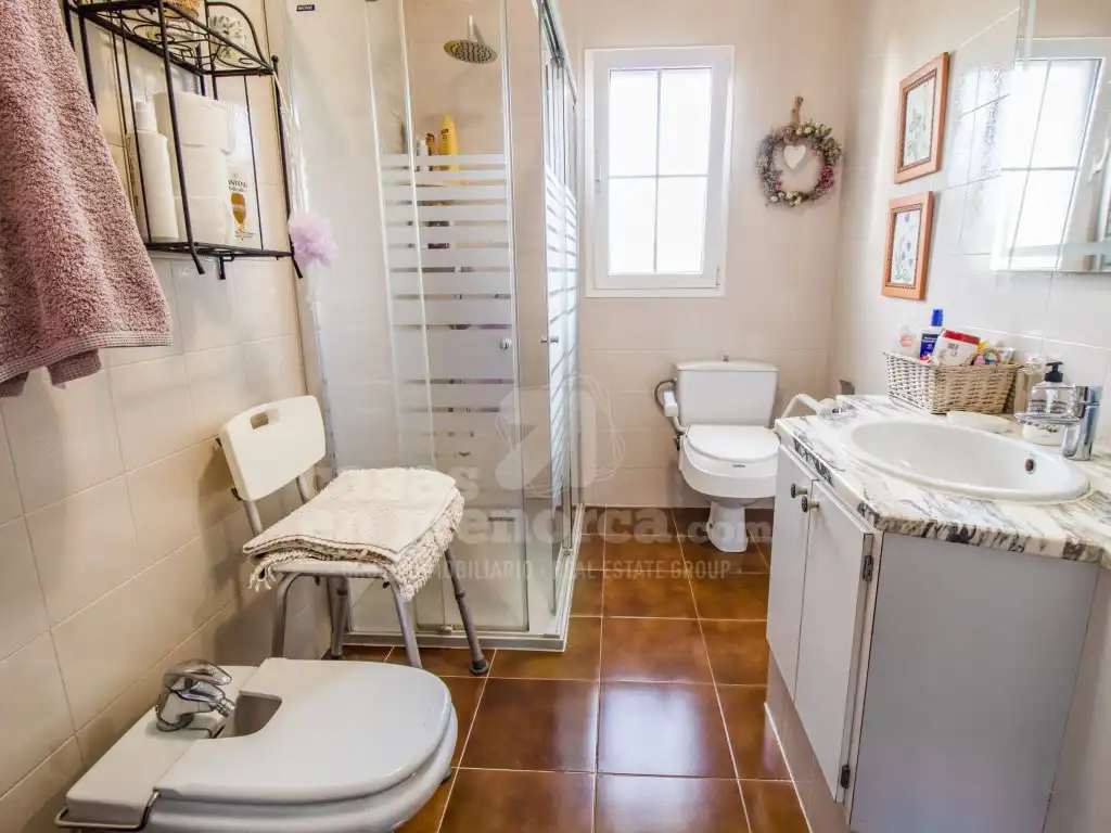 Baño de Finca rústica en venta en Es Castell con Aire acondicionado, Jardín privado y Piscina