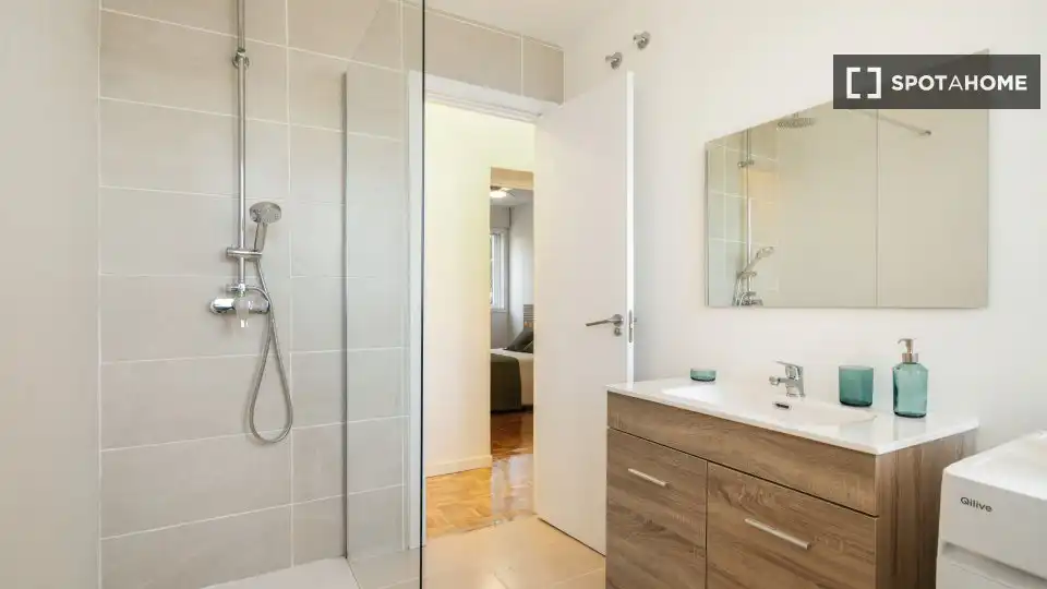Bany de Apartament per a compartir en Madrid amb Aire condicionat, Terrassa i Moblat