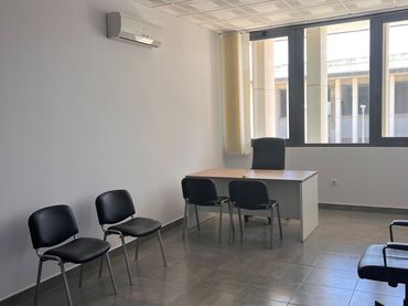Office space with lift to rent in Almutamid
