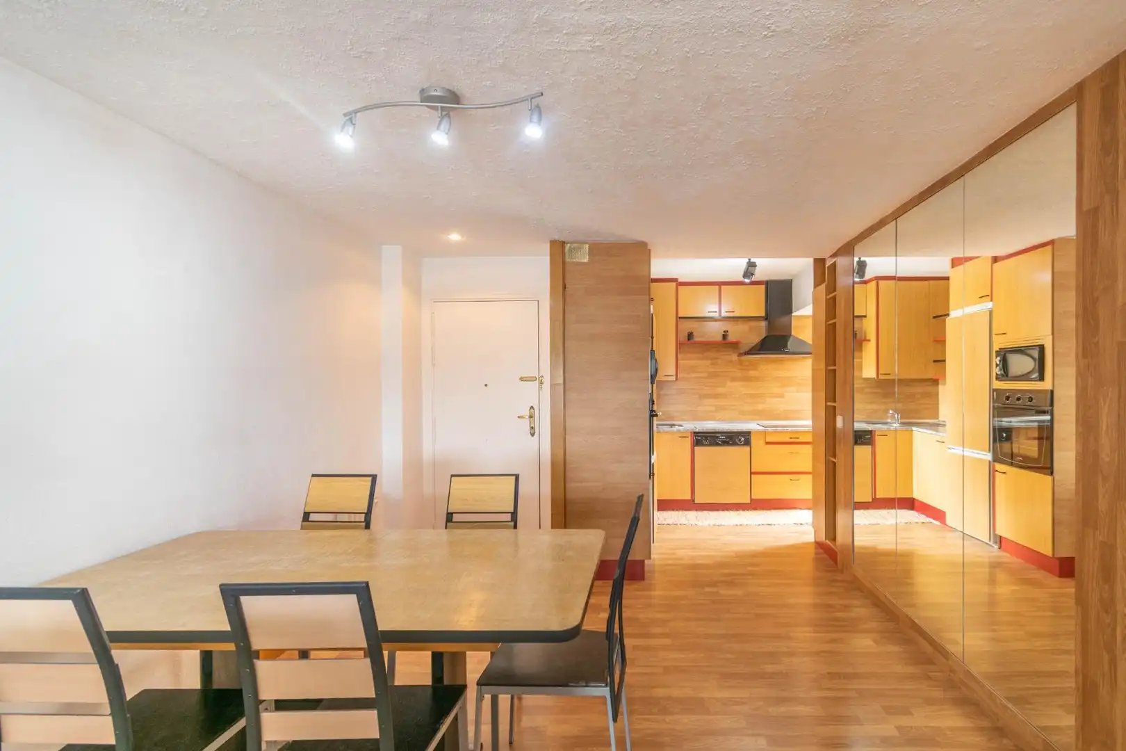 Comedor de Piso en venta en  Pamplona / Iruña con Calefacción, Amueblado y Balcón