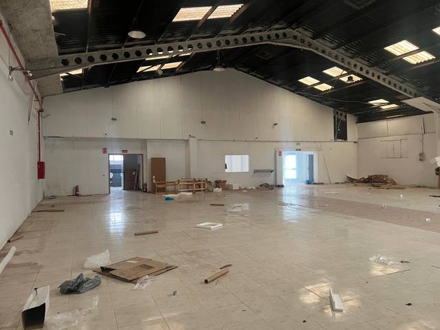 Nave industrial en Alquiler en Carrer de les Roses en El Mercado