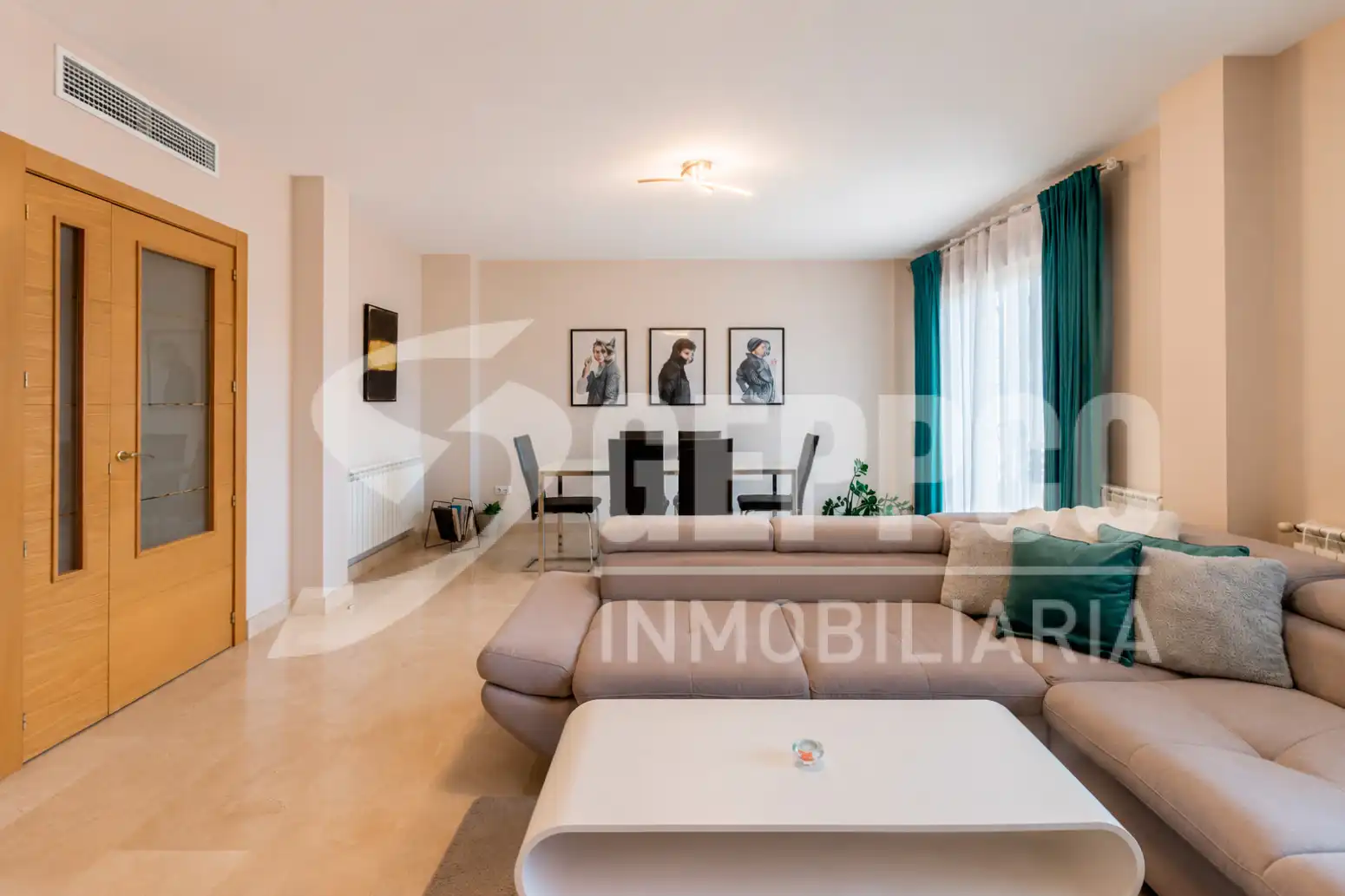 Sala de estar de Casa adosada en venta en Alcalá de Henares con Calefacción, Terraza y Piscina comunitaria