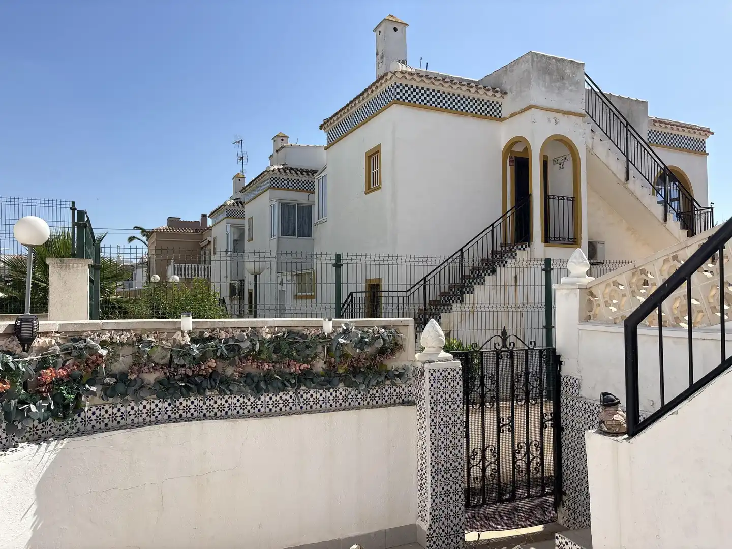 Außenansicht von Wohnungen zum Verkauf in Torrevieja mit Klimaanlage, Terrasse und Gemeinschaftspool