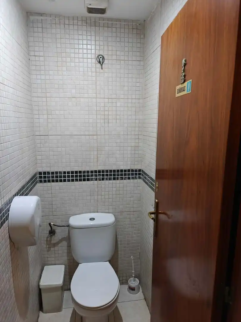 Badezimmer von Geschaftsraum zur Miete in Badalona