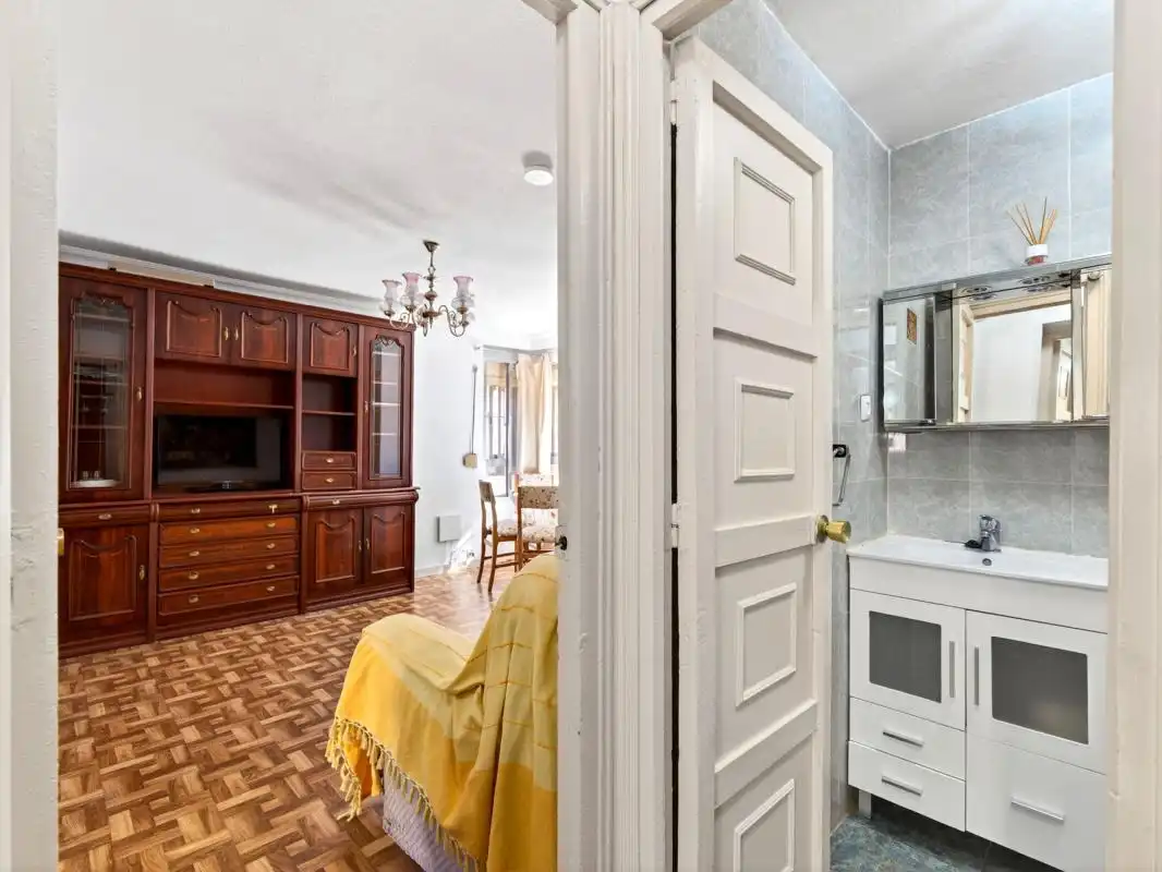 Habitación de Planta baja en venta en Madrid con Calefacción