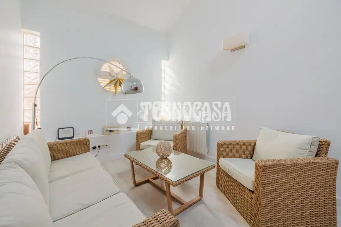 Sala de estar de Casa adosada en venta en Tres Cantos con Calefacción, Balcón y Piscina comunitaria