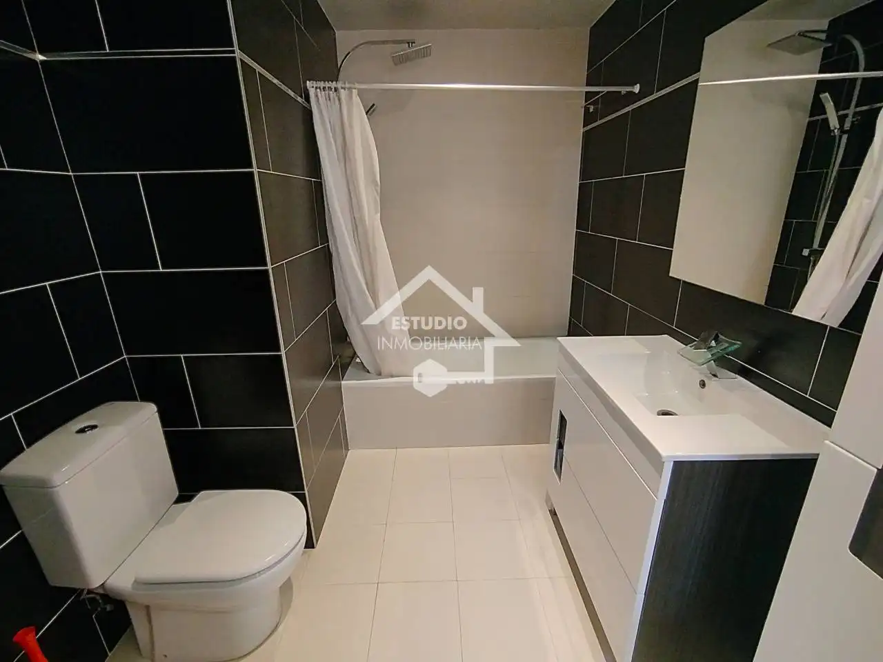Baño de Dúplex en venta en Viana con Calefacción y Balcón