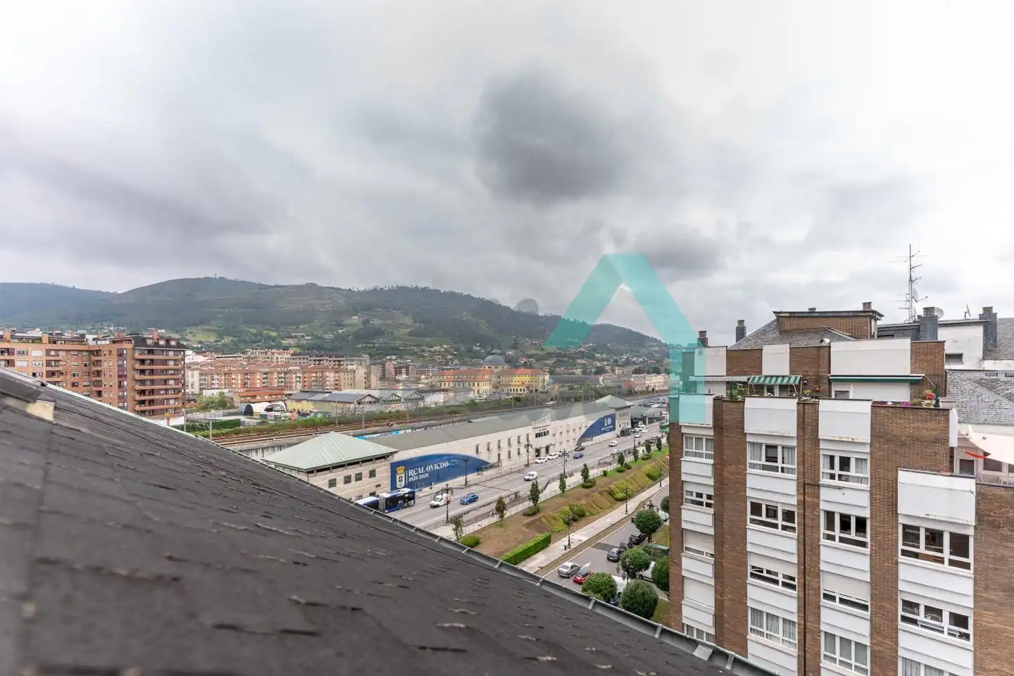 Vista exterior de Estudio de alquiler en Oviedo  con Calefacción, Amueblado y Internet