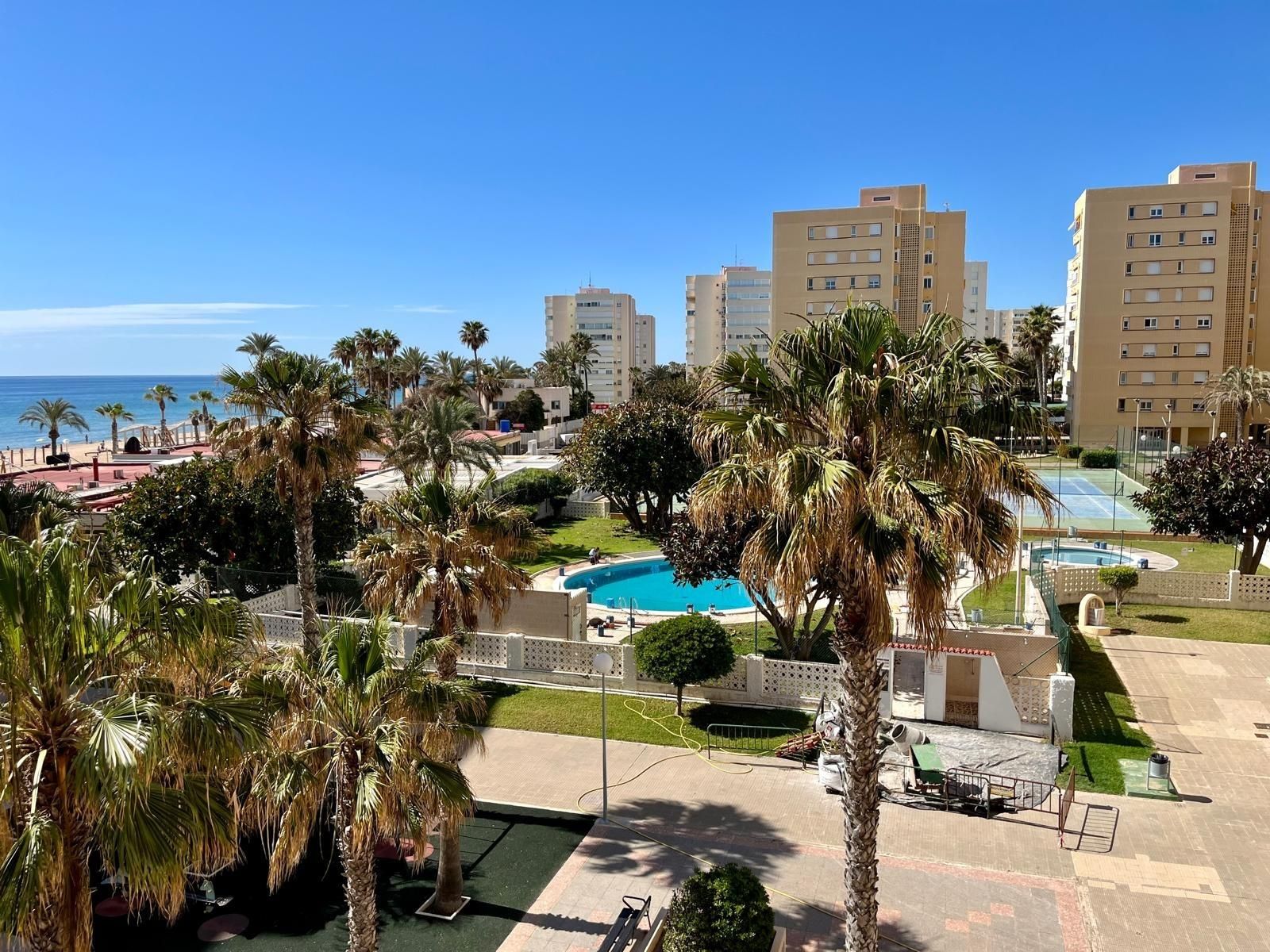 Vista exterior de Pis en venda en Alicante / Alacant amb Calefacció, Jardí privat i Piscina comunitària