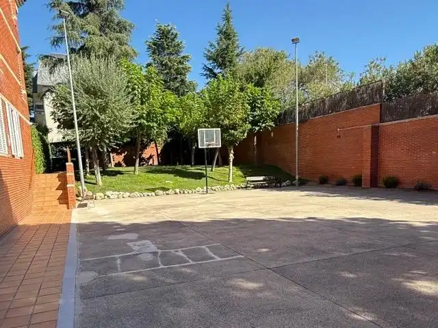 Parking de Piso en venta en Las Rozas de Madrid con Calefacción, Jardín privado y Piscina comunitaria